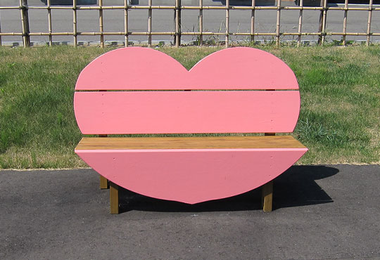 東平田さくら公園 木製のハートベンチ